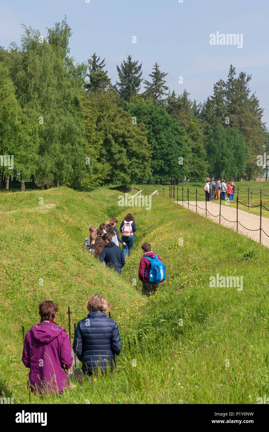 Die Besucher gehen durch erhaltene Graben in Newfoundland Memorial Park, in der Nähe von Beaumont-Hamel, Somme, Frankreich Stockfoto