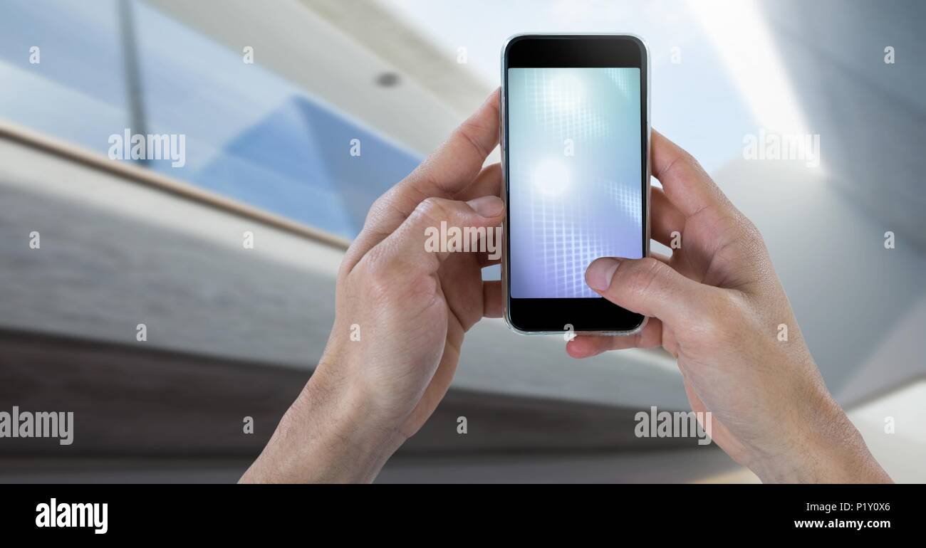 Telefon in der Hand mit architektonischen Hintergrund Stockfoto