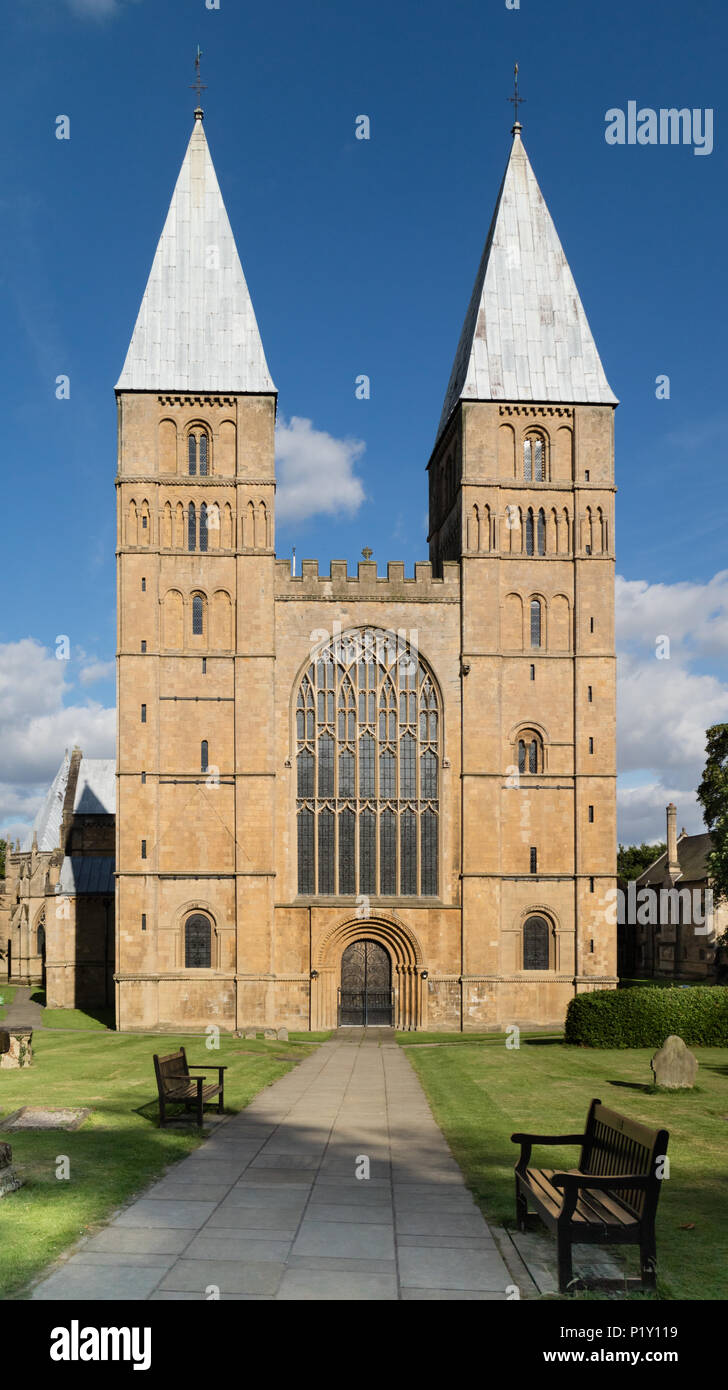 Die Vorderseite der Southwell Kathedrale auf einem schönen Sommern Abend Stockfoto