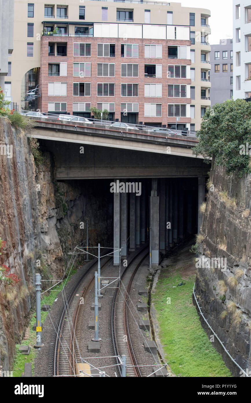 Eine alte Bahn- oder Straßenbahnlinie und ein Tunnel, die jetzt von Sydneys Stadtbahnnetz in Australien genutzt werden Stockfoto