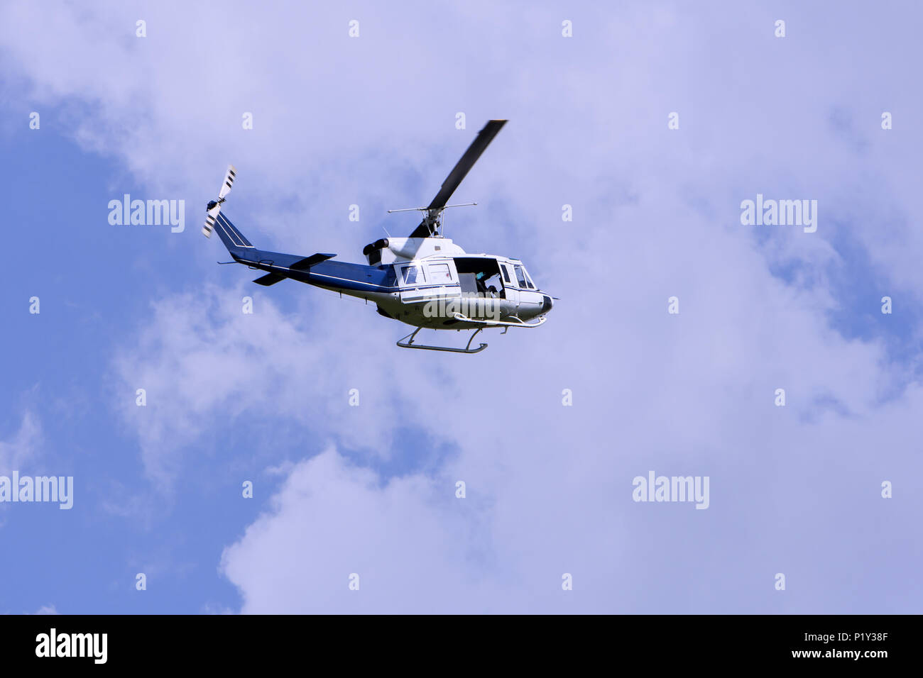 Blue Helicopter Flug in den Himmel Stockfoto