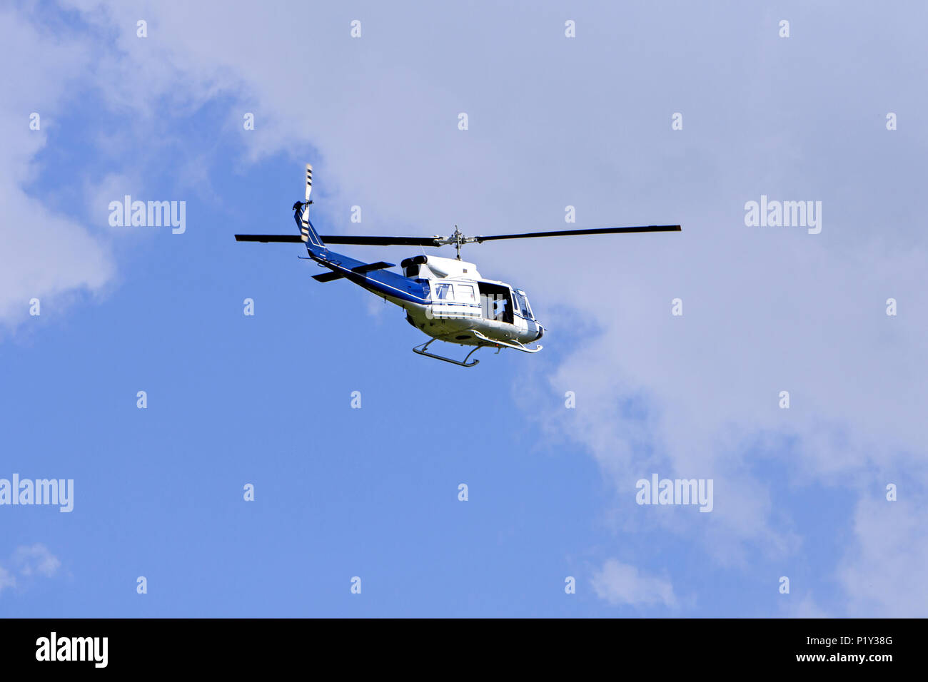 Blue Helicopter Flug in den Himmel Stockfoto