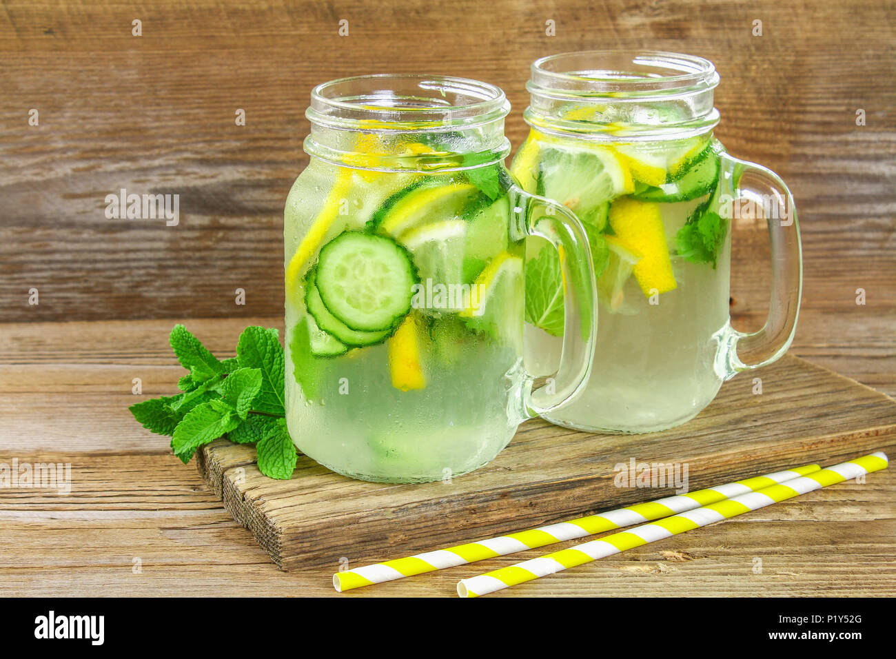 Sassy Wasser Frisches Kuhles Wasser Mit Gurke Zitrone Ingwer Und Minze Detox Und Gewichtsverlust Stockfotografie Alamy