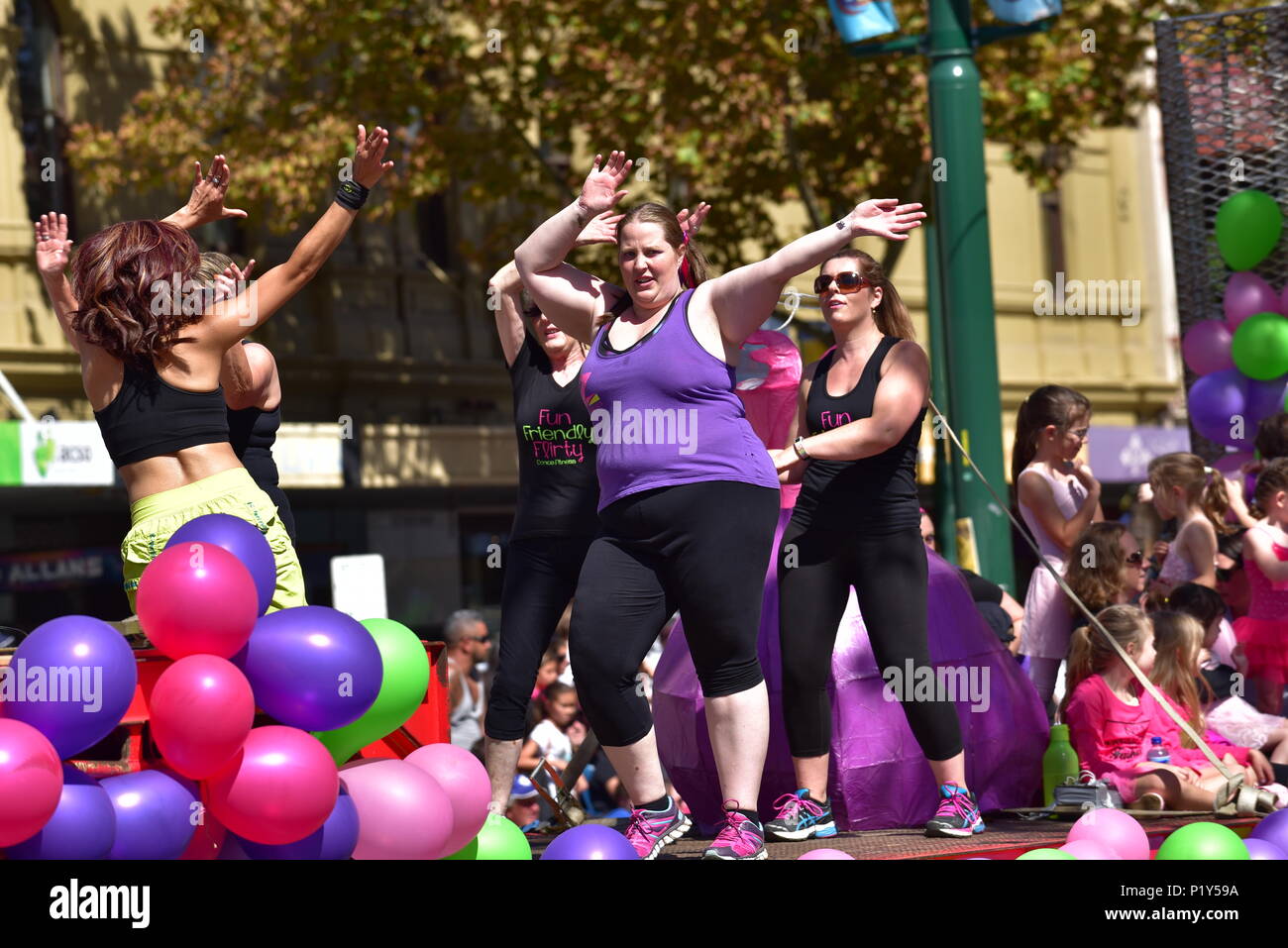 Ein übergewichtiger, plus größe Frau tanzen in einem März Stockfoto