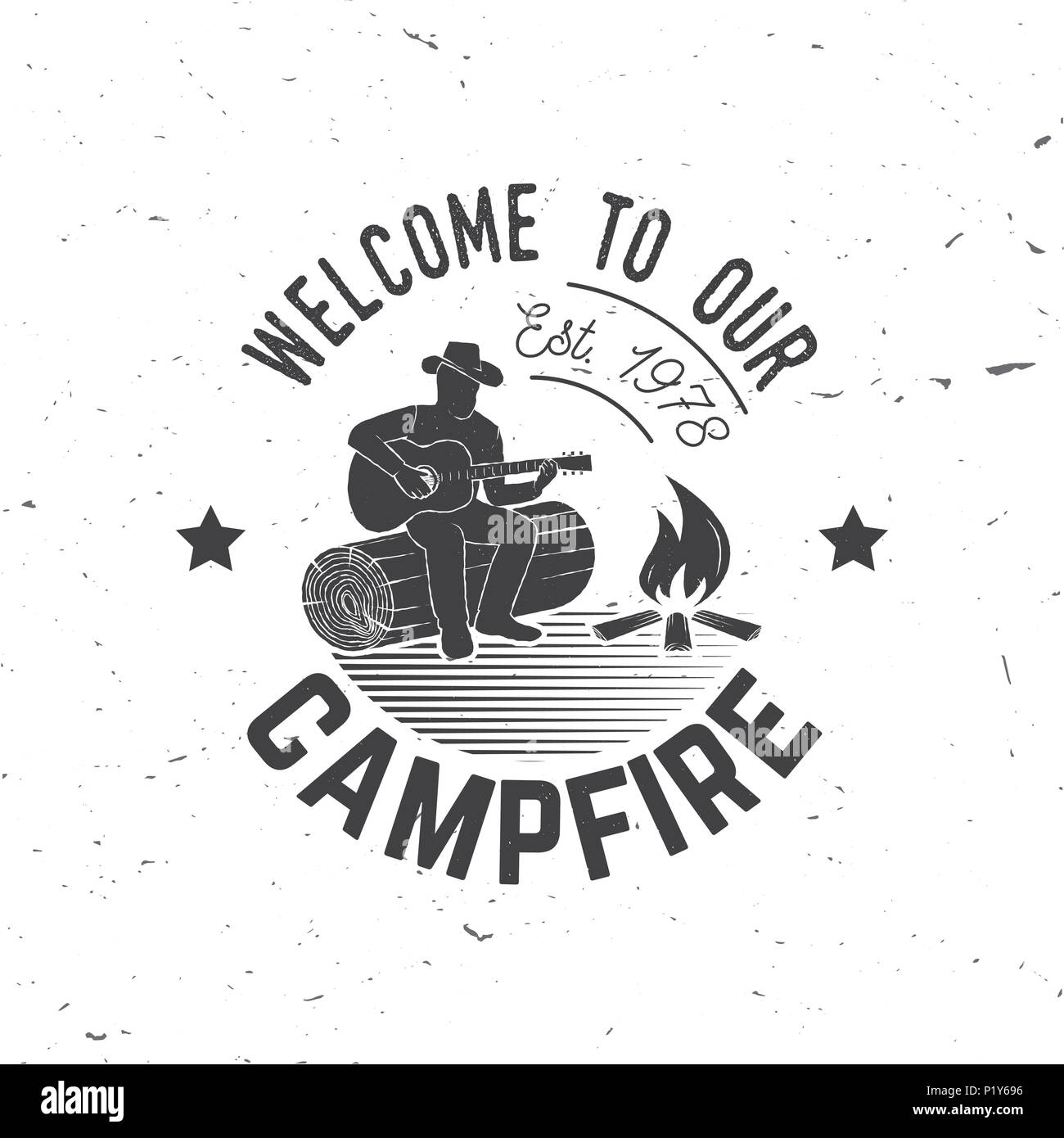 Zu unserem Lagerfeuer Willkommen. Vector Illustration. Konzept für Hemd oder Logo, Print, Stempel oder T-Stück. Vintage Typografie Design mit Wohnmobil Zelt und Wald si Stock Vektor