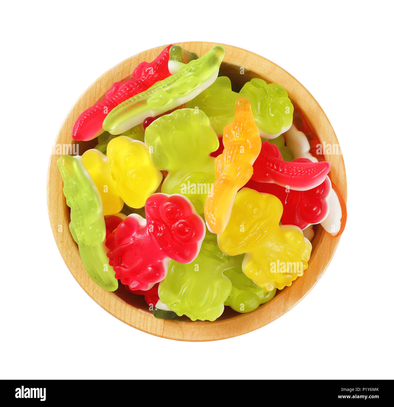 Schüssel mit bunten Gummibärchen Bonbons in der Form von Tieren auf weißem Hintergrund Stockfoto