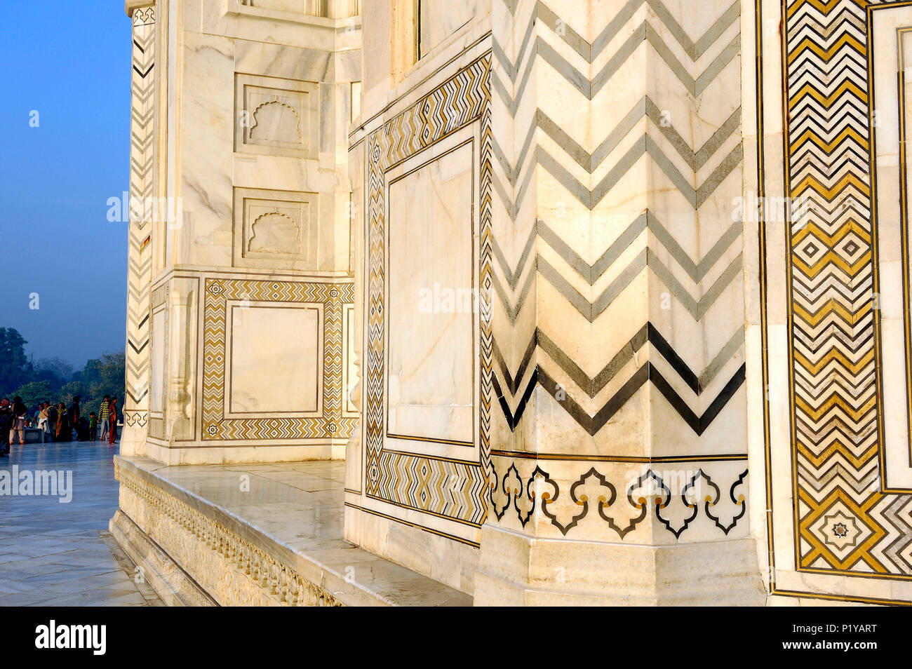 Indien, Agra, Taj Mahal, Nahaufnahme der verkrusteten harte Steine auf das Taj Mahal Wände Stockfoto