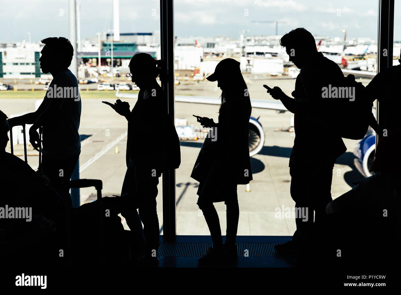 LONDON - 27. MAI 2018: die Leute von Windows mit dem Flugzeug am Flughafen London Heathrow warten Stockfoto