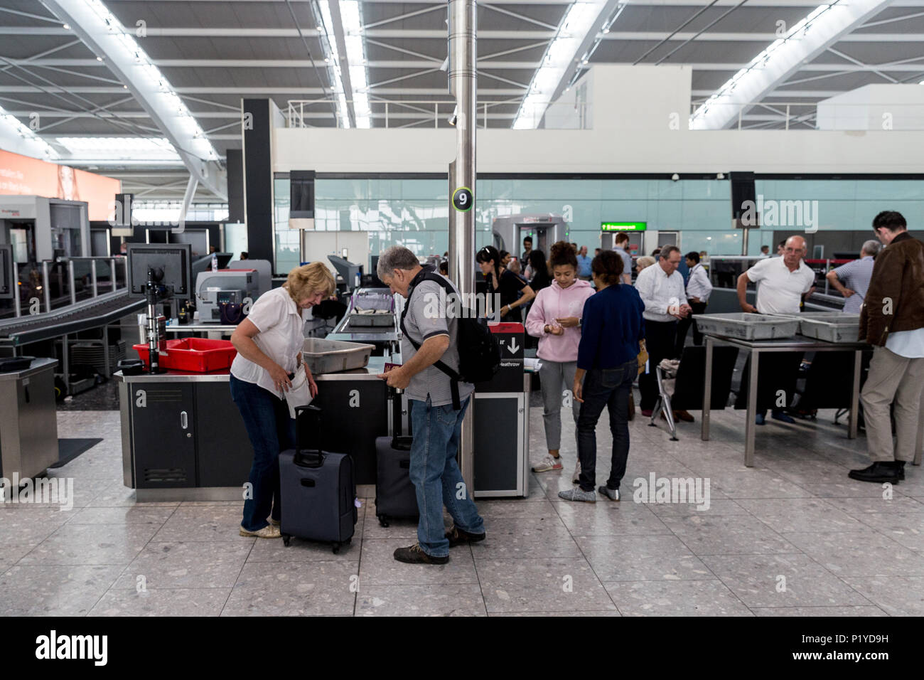LONDON - 27. MAI 2018: Menschen bei der Sicherheitskontrolle am Flughafen London Heathrow Terminal Stockfoto