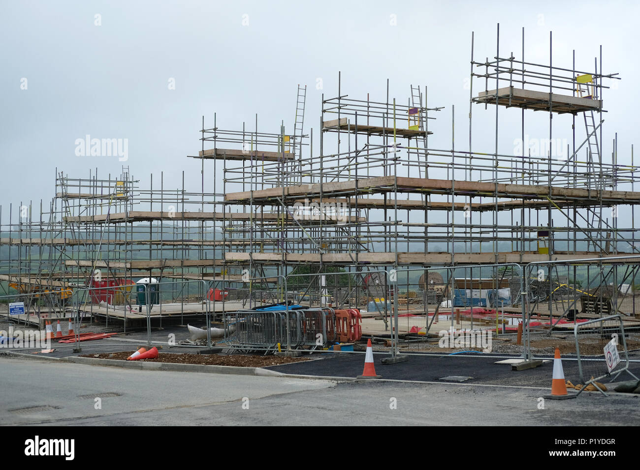 Gerüst auf einer Baustelle für neue - Häuser am Stadtrand von Truro, Cornwall. Stockfoto