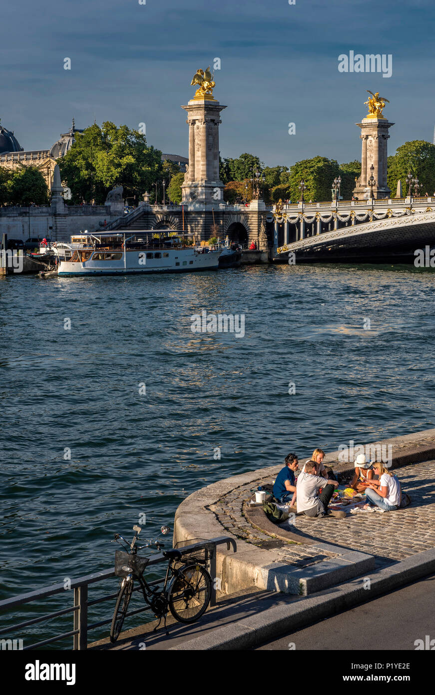 Frankreich, Ile de France, Paris, 7. Bezirk, picninc am Ufer des Flusses Seine vor dem Allexander III Brücke Stockfoto