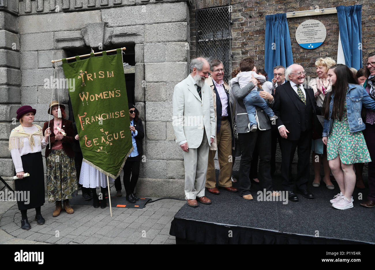 Präsident von Irland Michael D Higgins (3. rechts) und seine Frau Sabina mit direkten Nachkommen Hanna Sheehy Skeffinton's und ihren Familien bei der Enthüllung der Hanna Sheehy Skeffington Gedenktafel auf Ship Street, Dublin, in Erinnerung an die Zerschlagung der Windows von Dublin Castle an diesem Tag im Jahre 1912 Entrechtung der Frauen zu markieren. Stockfoto