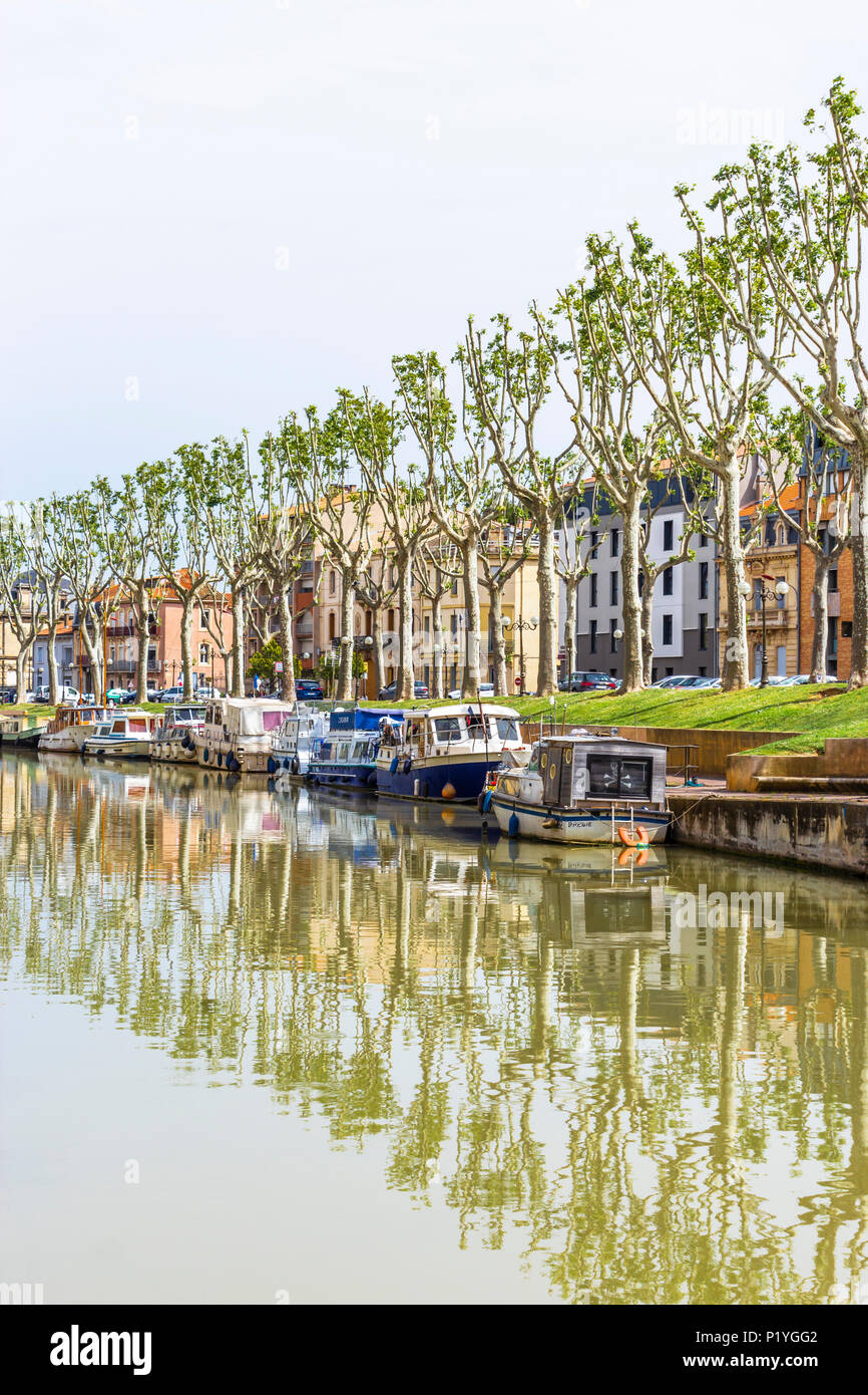 Narbonne, Occitanie region, Südfrankreich. Der Canal de la Robine, der durch das Zentrum der Stadt fährt. Stockfoto