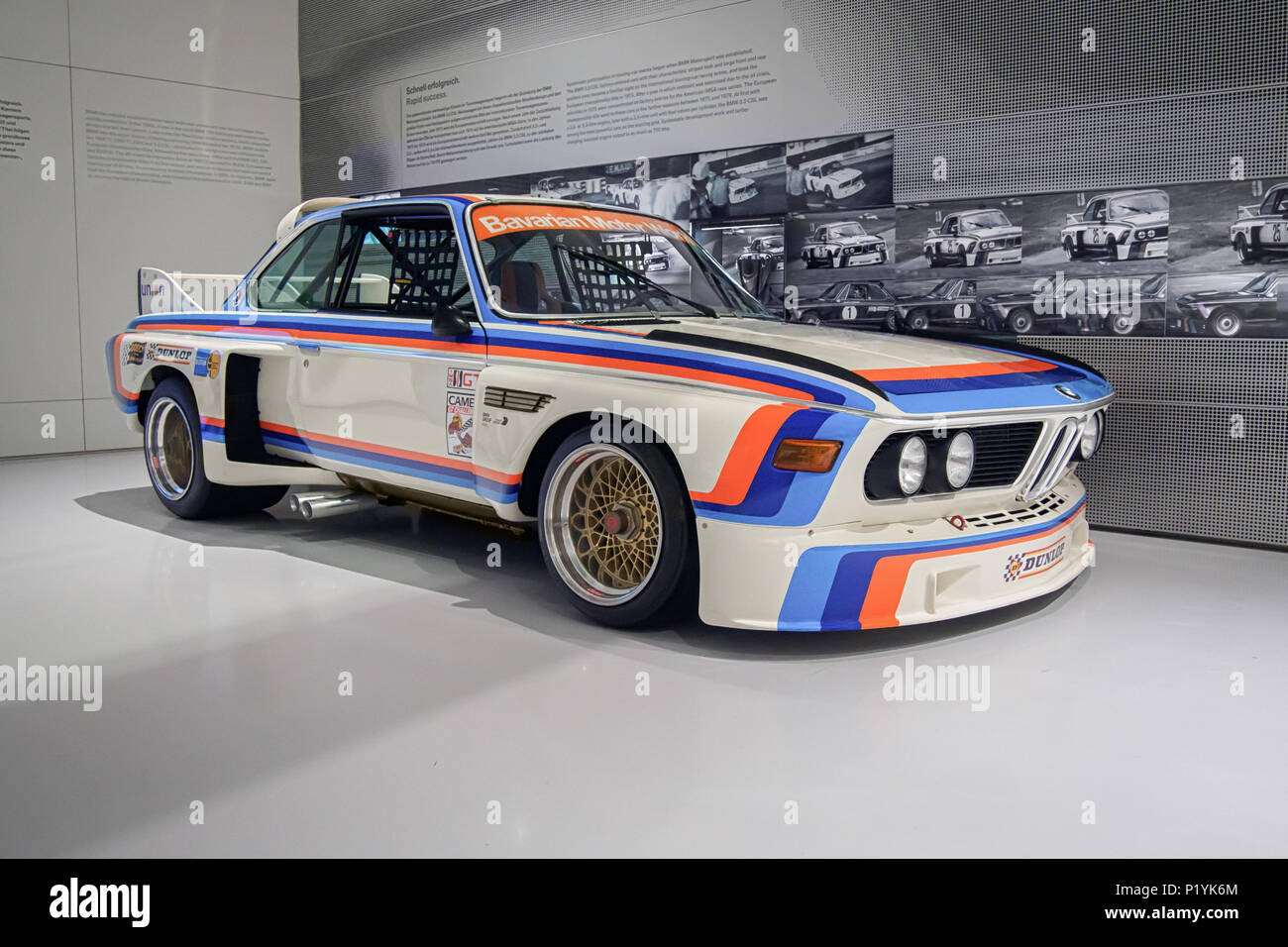 München, Deutschland - 4 April 2017: 1975 BMW 3.0 CSL (Treiber: Stuck, Posey, Redman) im BMW Museum. Stockfoto