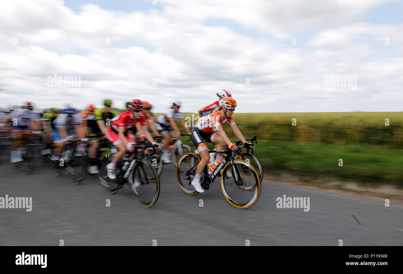 Boels Dolmans' Amy Pieters (rechts) in der Leitung während der ersten Stufe der Tour die OVO Energie Frauen von Framlingham, Southwold. Stockfoto