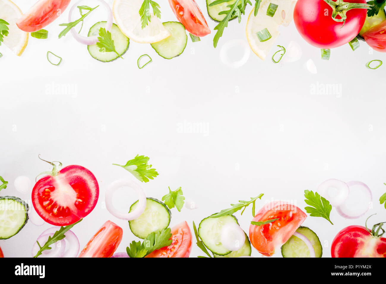 Kreative Hintergrund, Layout, Konzept von Frische, gesunde Ernährung von Salat, frisches rohes Gemüse Tomaten Petersilie Zwiebeln Gurken Grüns, einfache Muster auf Stockfoto