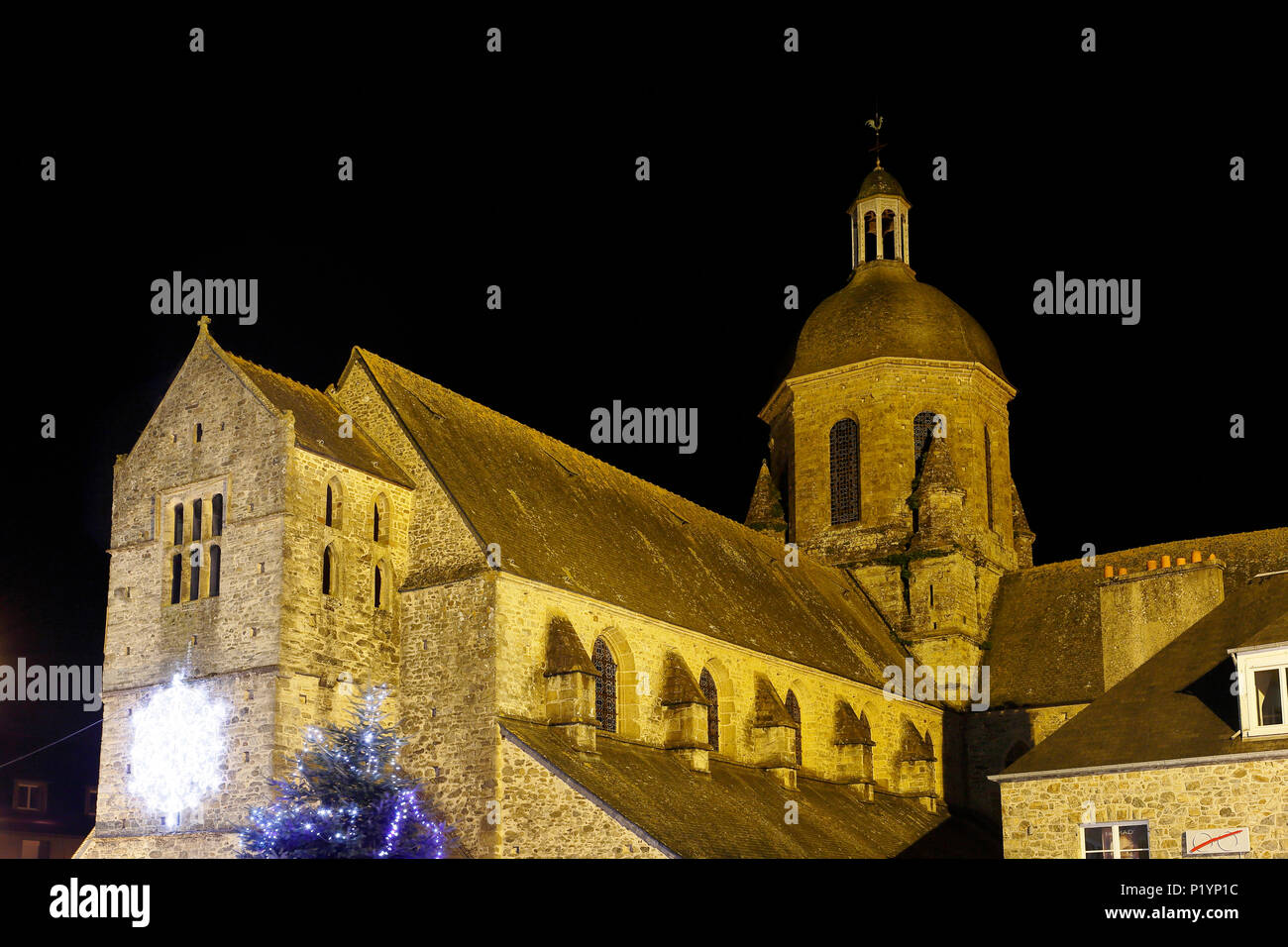 Der Normandie. Manche. Coutances. Weihnachtszeit. Saint Nicolas Kirche Nacht. Stockfoto