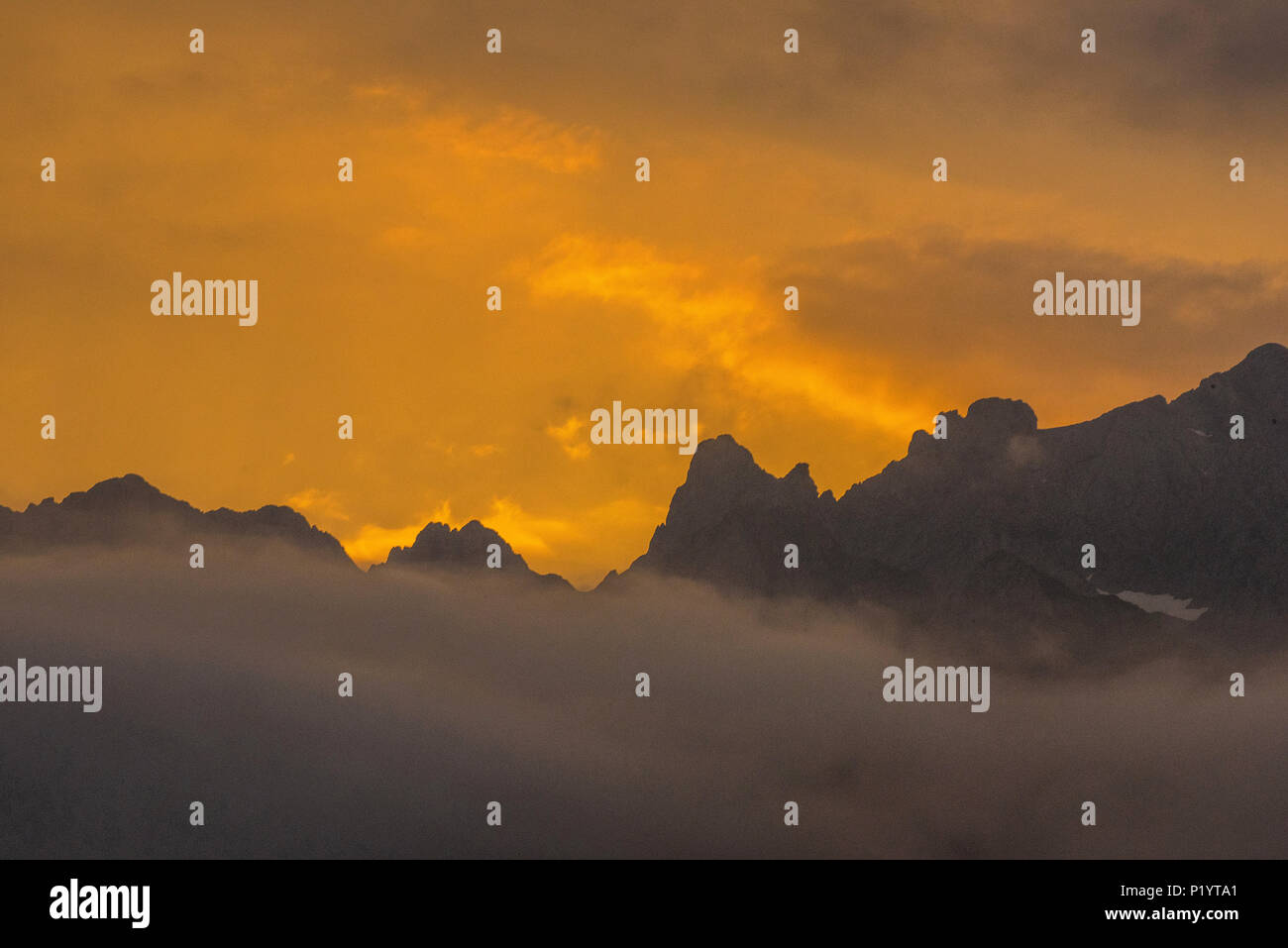 Spanien, Nationalpark Los Picos de Europa, Wolken und Berge bei Sonnenuntergang Stockfoto