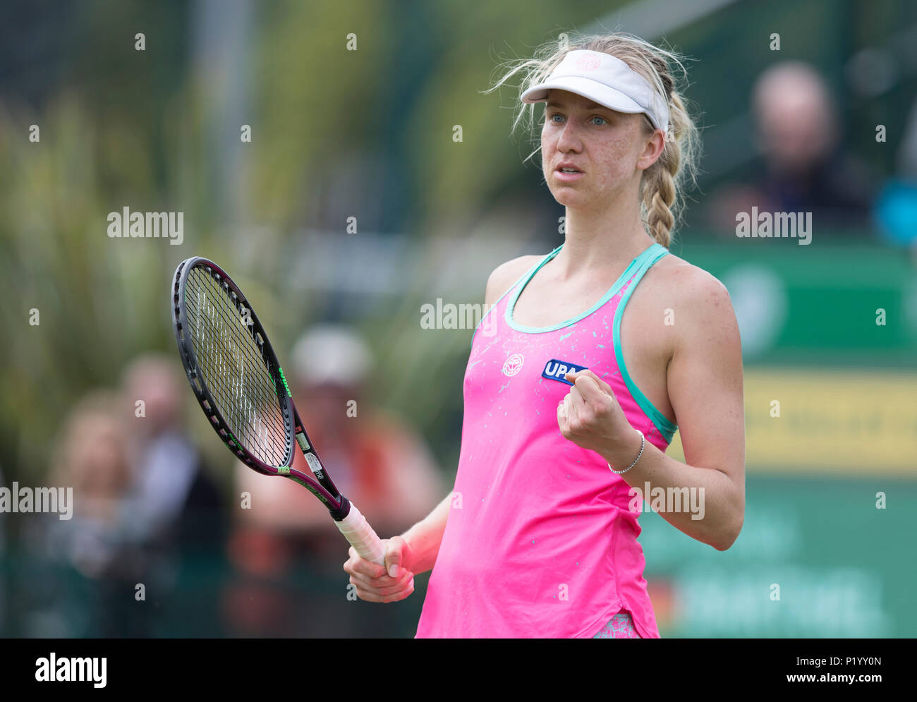 Mona Barthel feiert schlagen Magdalena Rybarikova in der Natur Tal Open Achtelfinale in Nottingham Tennis Centre, Nottingham. Bild dat Stockfoto