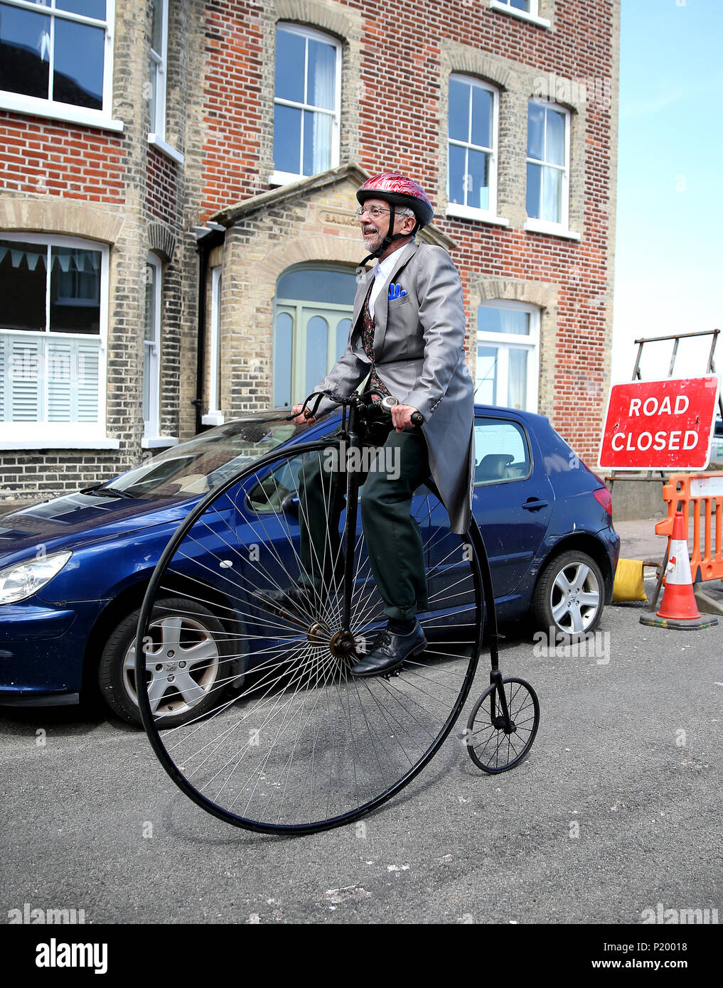 Ein Mann reitet ein penny-farthing während der ersten Stufe der Tour die OVO Energie Frauen von Framlingham, Southwold. Stockfoto