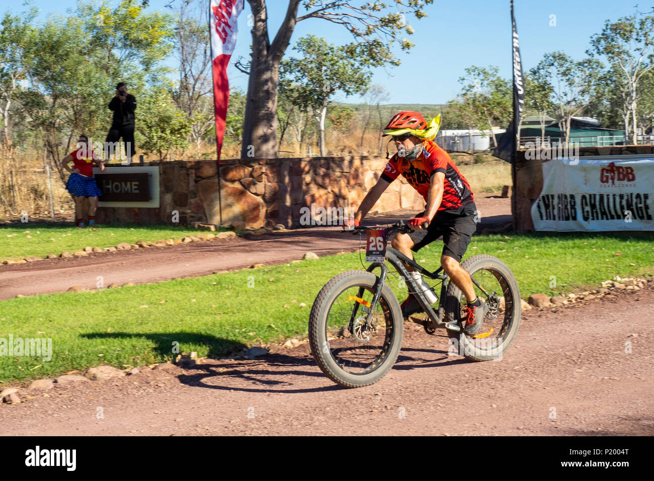 Gibb Herausforderung 2018 Radfahrer im Bib und Jersey auf Fat bike Leaving Home Talstation der Gibb River Road Kimberley WA Australien gekleidet Stockfoto