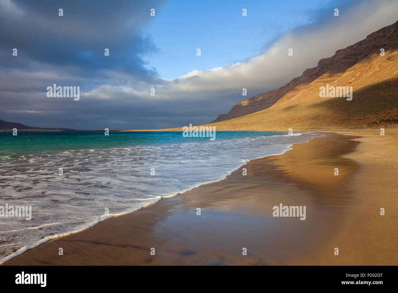 Super Strand auf der Insel Lanzarote, Kanarische Inseln, Spanien. Reiseland. Meer Hintergrund. Sommer Urlaub Konzept. Stockfoto