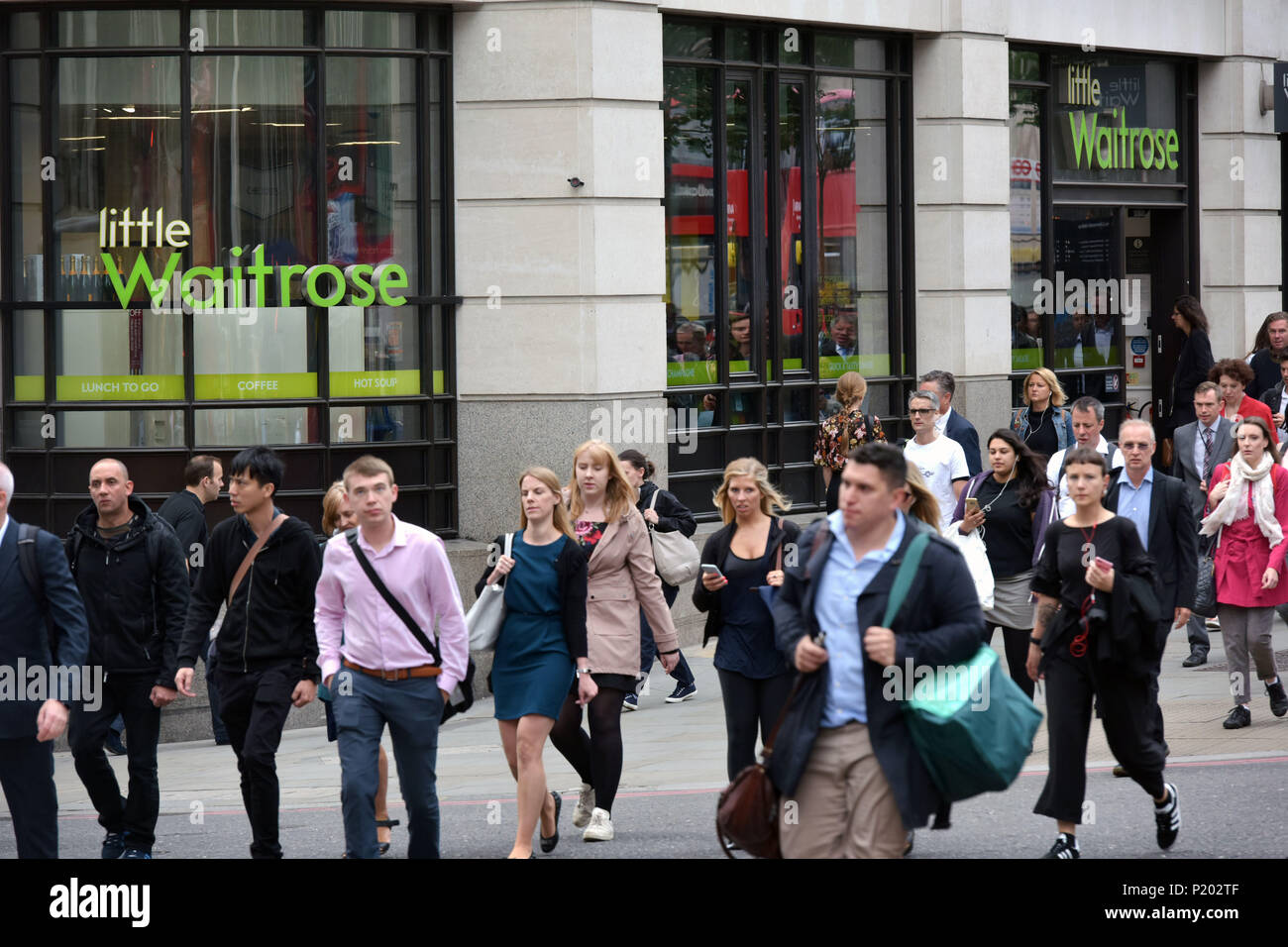 Ein Zweig der kleine Supermarkt Waitrose auf King William Street in der City von London. Stockfoto