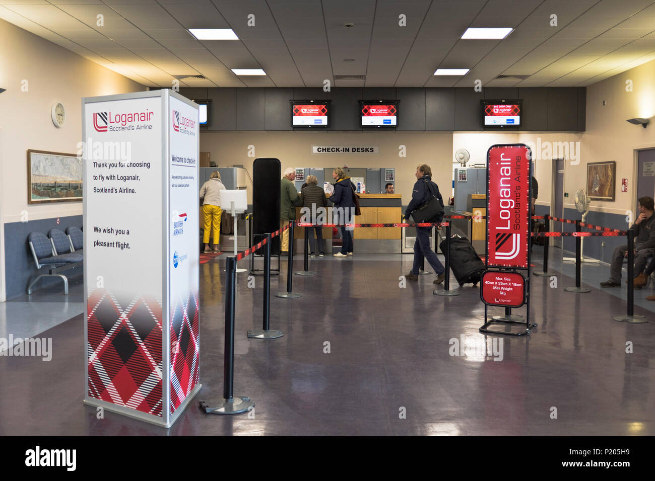 dh Loganair Check-in-Schalter KIRKWALL AIRPORT ORKNEY Gepäck für Passagiere Rezeption Leute regionale Flughäfen Check-in Gepäck uk kleinen Scheck schottland Stockfoto