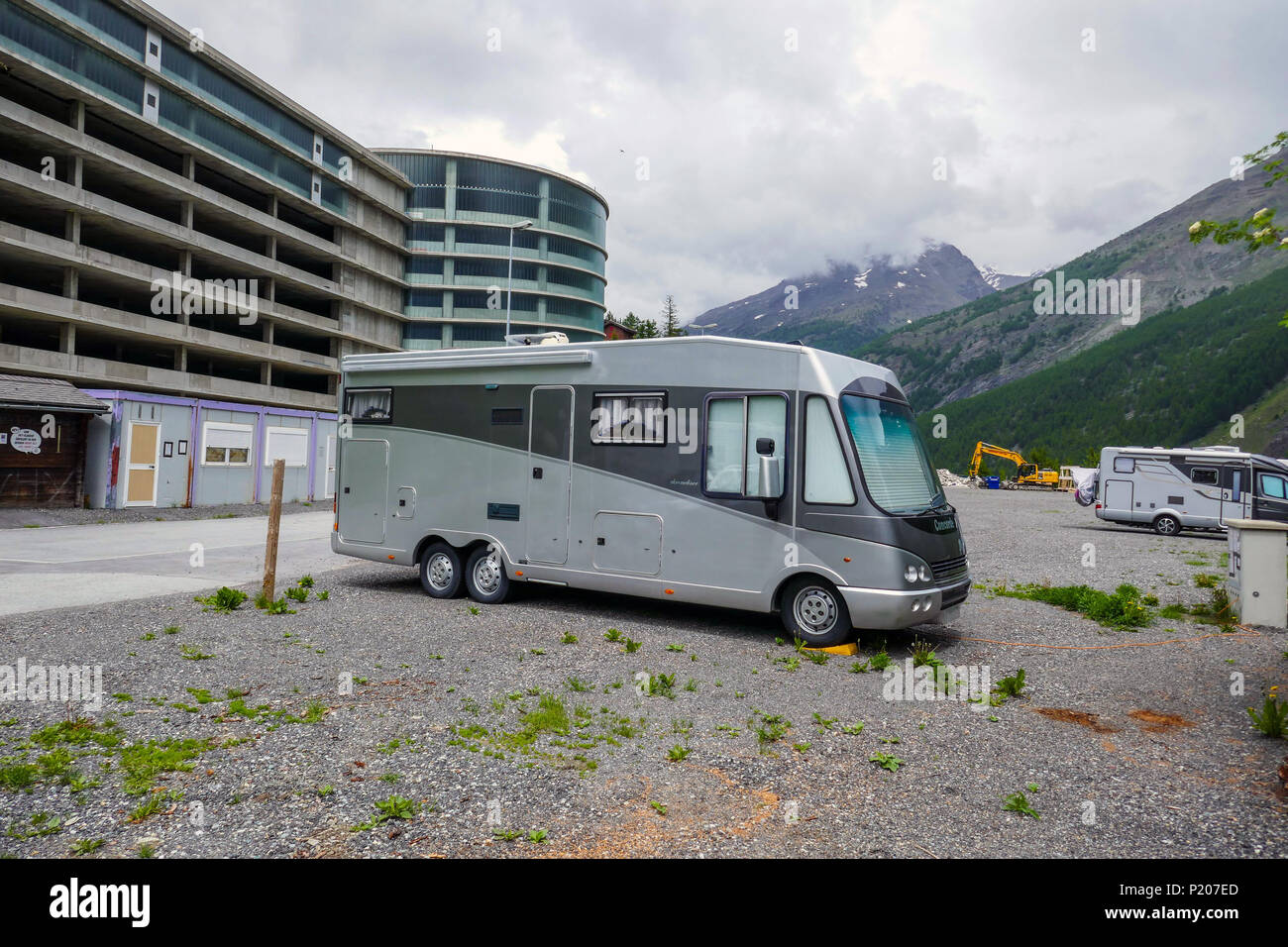 Camper Wagen, Wohnwagen, in verlassenen Parkplatz, Saastal, Saas Grund, Saas Fee, Schweiz, Alpen, Alpine, Sommerferien Stockfoto