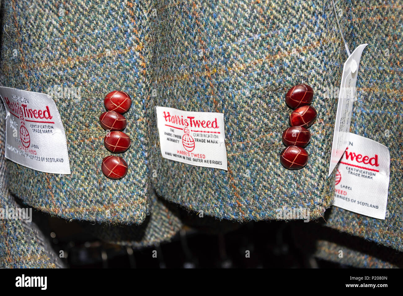 Herren Harris Tweed jacke Ärmel, Tarbert (Tairbeart), Isle of Harris, Äußere Hebriden, Na h-eileanan Siar, Schottland, Vereinigtes Königreich Stockfoto