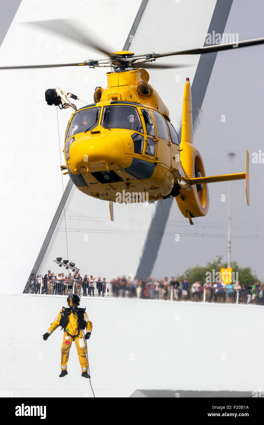 ROTTERDAM, Niederlande - SEP 3, 2016: Eurocopter AS365 Daupin Rettungshubschrauber aus seitdem Noordzee Helikopters in Aktion. Stockfoto