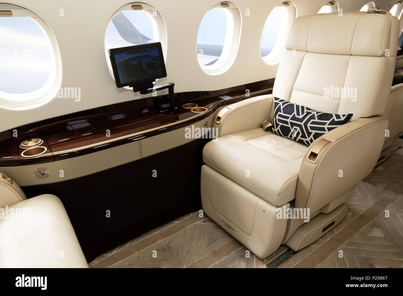Comfortible cabin Stuhl in einem modernen Business Jet während des Fluges. Stockfoto