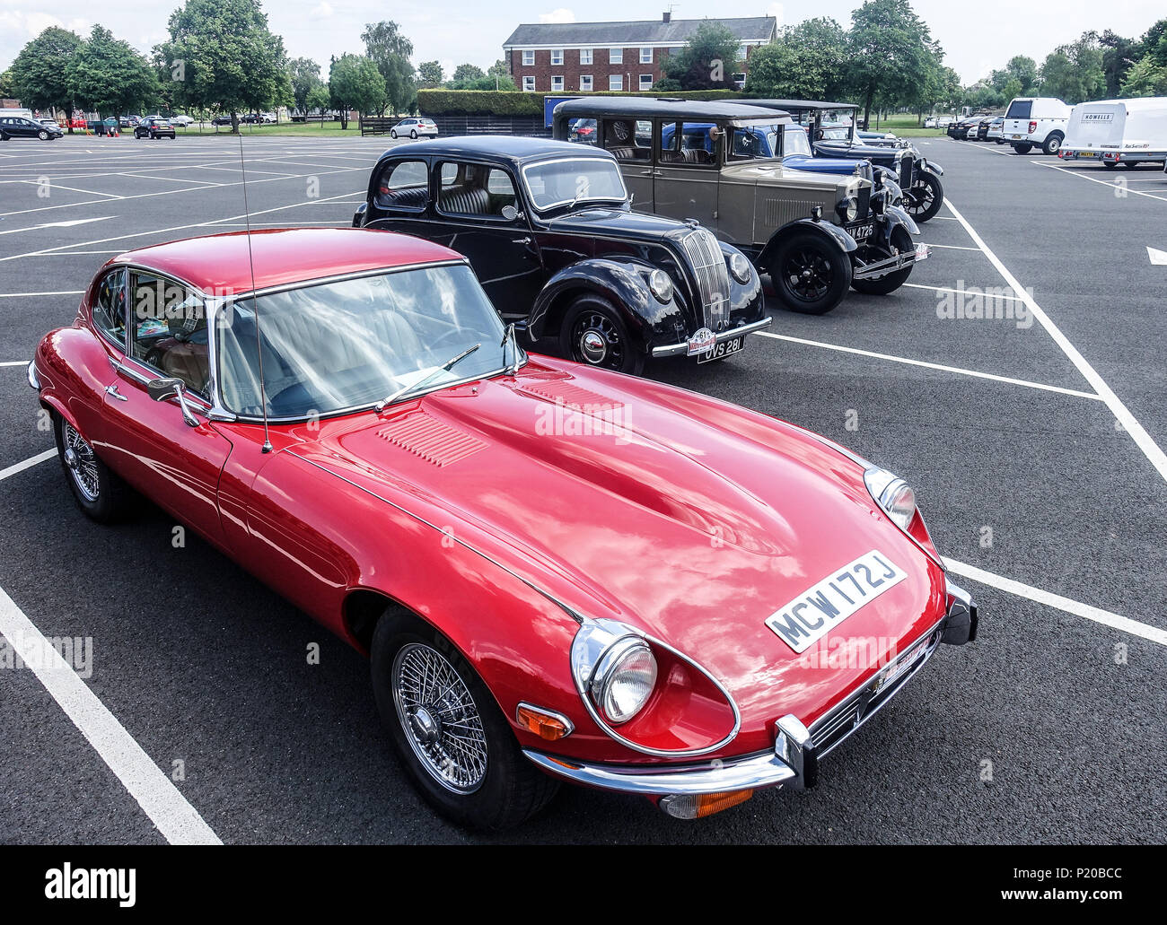 Classic Jaguar E-Type Coupé mit anderen Veteranen. Bei Fulwood Kaserne, Preston, während die 56 Manchester, Blackpool Auto laufen 2018 Stockfoto