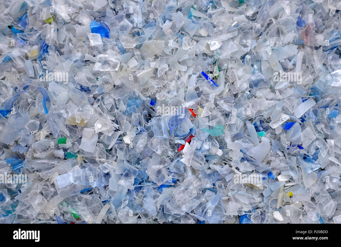 Recycelt geschreddert Getränkeflaschen aus Kunststoff Stockfoto