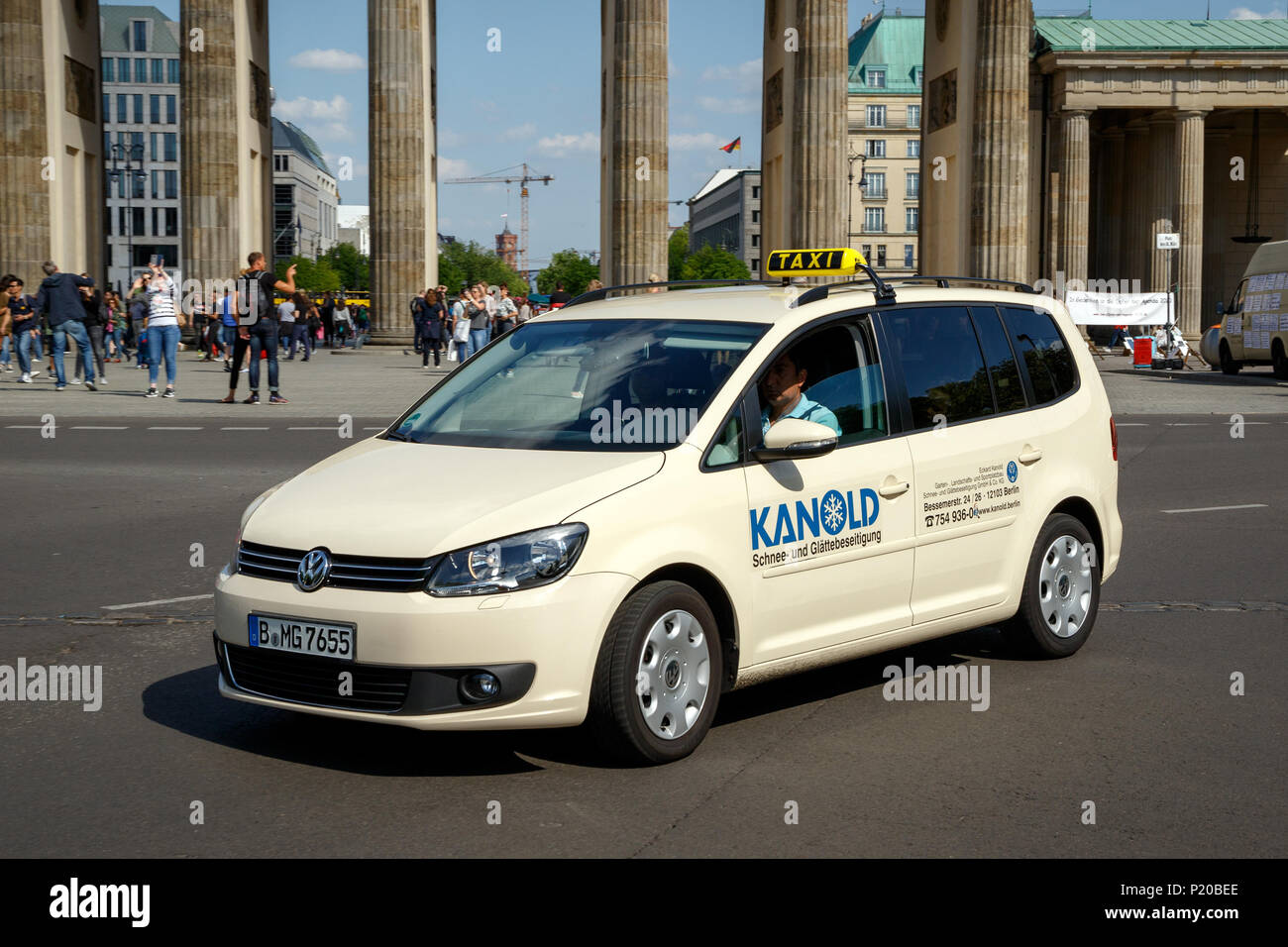 BERLIN, DEUTSCHLAND - 28. APRIL 2018: Deutscher Taxi fahren vorbei am Brandenburger Tor. Stockfoto