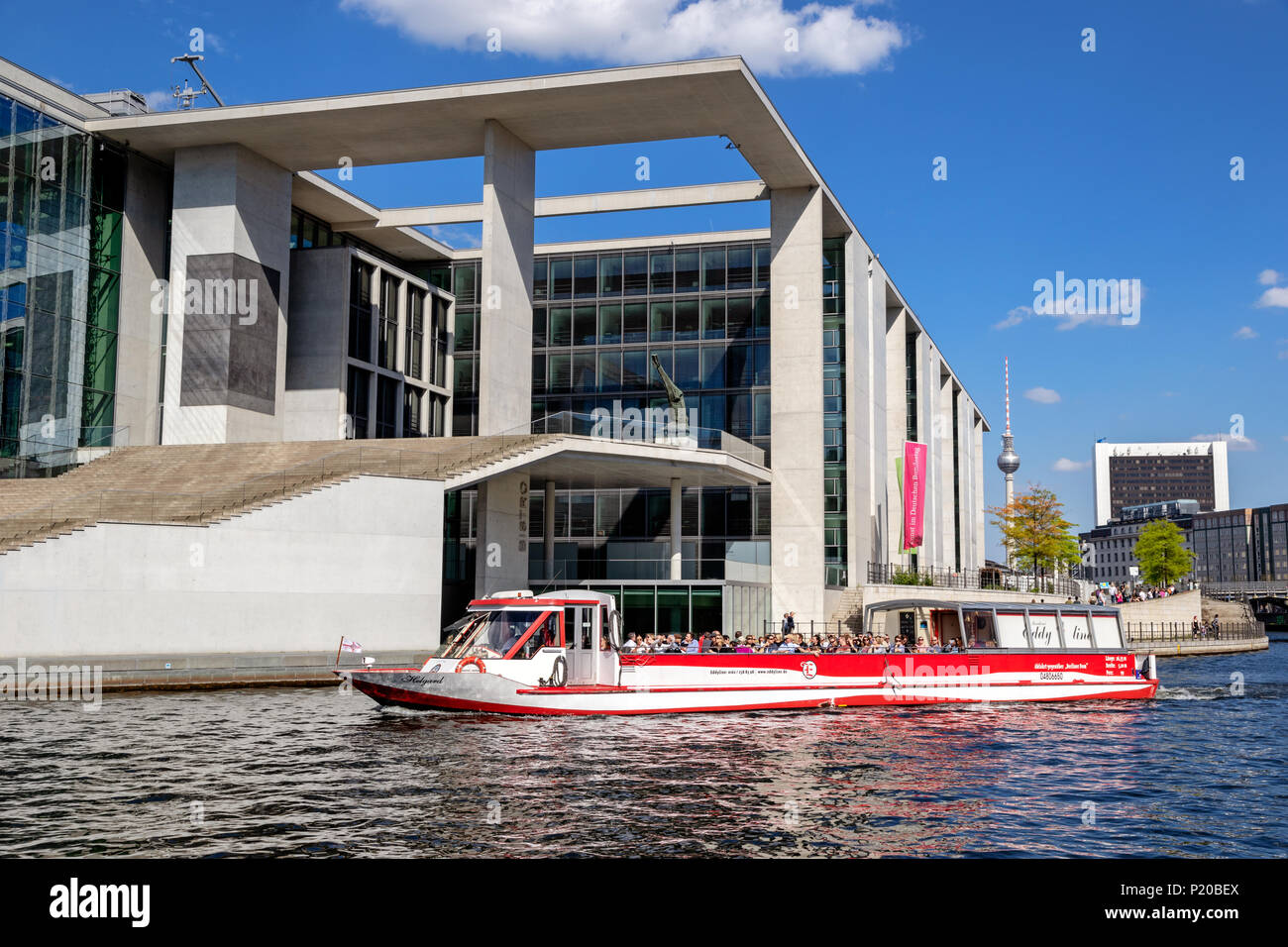 BERLIN, DEUTSCHLAND - Apr 28, 2018: Bootstour vor dem Marie-Elisabeth-luders-Haus. Eines der Gebäude in der neuen parlamentarischen Komplex im ne Stockfoto