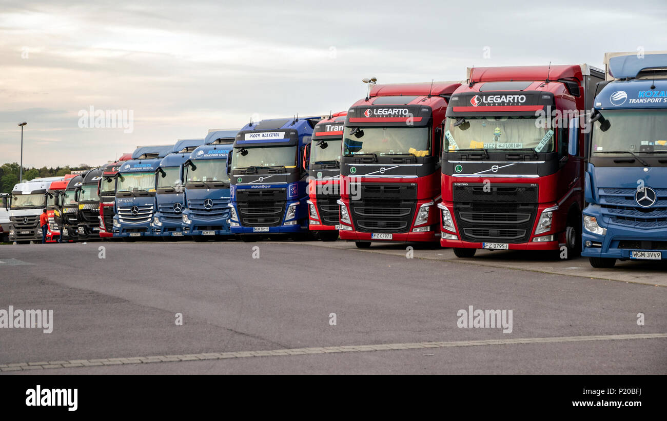 Autobahn A2, Deutschland - 28. APRIL 2018: die Reihe der Lkw auf einem Parkplatz an der Autobahn A2 Autobahn in Deutschland. Stockfoto