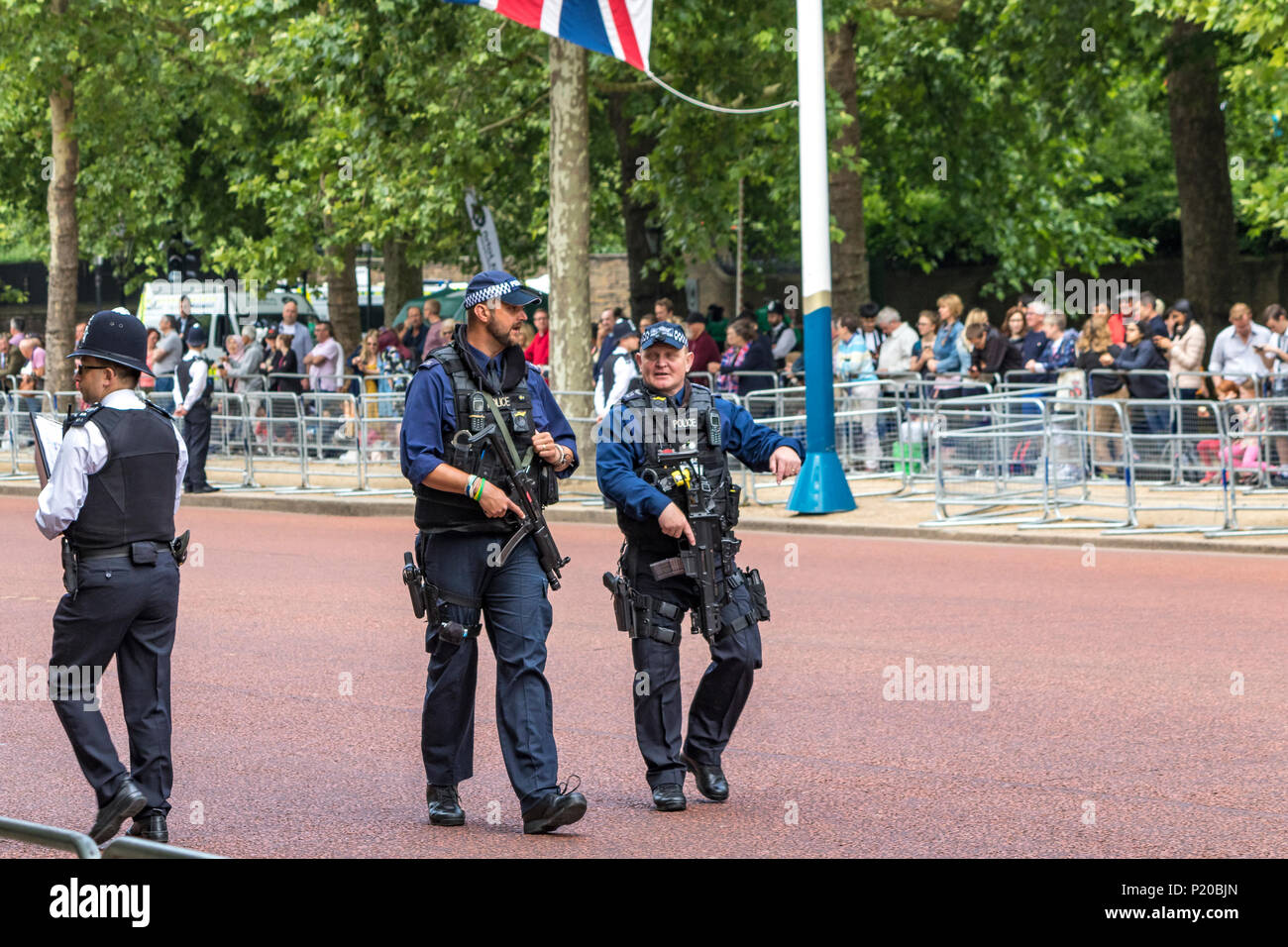 Bewaffnete Polizeibeamte des Specialist Firearms Command SCO19 patrouillieren bei der Trooping of the Color Ceremony, The Mall, London, Großbritannien Stockfoto
