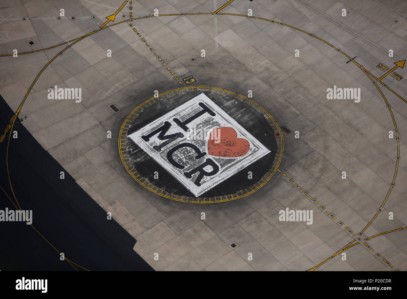 Ich Herzen MCR malte auf der Rollbahn am Flughafen Manchester Stockfoto