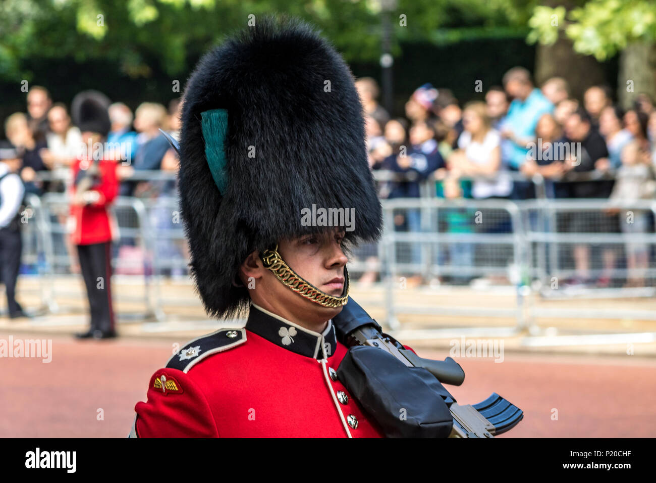 Ein Soldat der irischen Garde marschiert entlang der Mall bei der Trooping of the Color oder Queen's Birthday Parade, London, Großbritannien Stockfoto