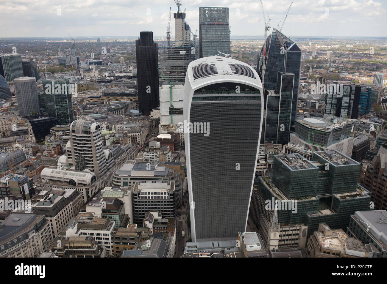 Eine dramatische low-level Luftaufnahme der Stadt London Stockfoto
