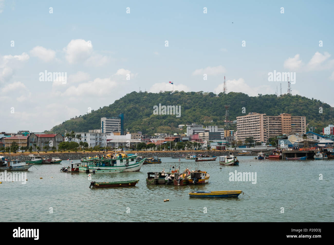 Panama City, Panama - März 2018: Fischerboote an gewerbliche Fischmarkt Hafen mit Skyline im Hintergrund Stockfoto