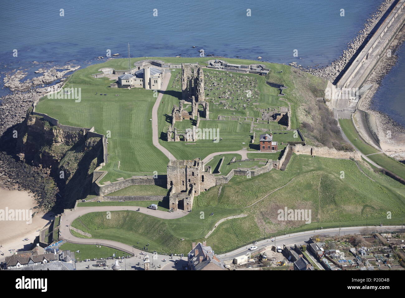 Eine Luftaufnahme der Burg und Tynemouth Priory, North East England. Stockfoto