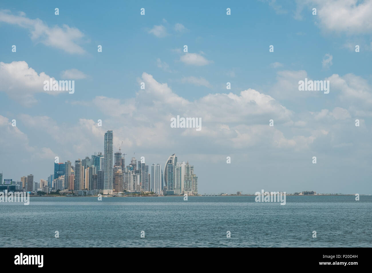 Panama City Wolkenkratzer Skyline am Ozean Küste - Stockfoto