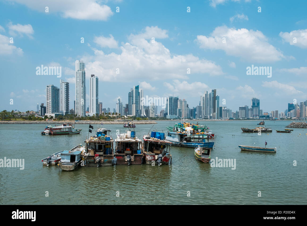 Panam City, Panama - März 2018: Fischerboote an gewerbliche Fischmarkt Hafen mit Skyline im Hintergrund Stockfoto