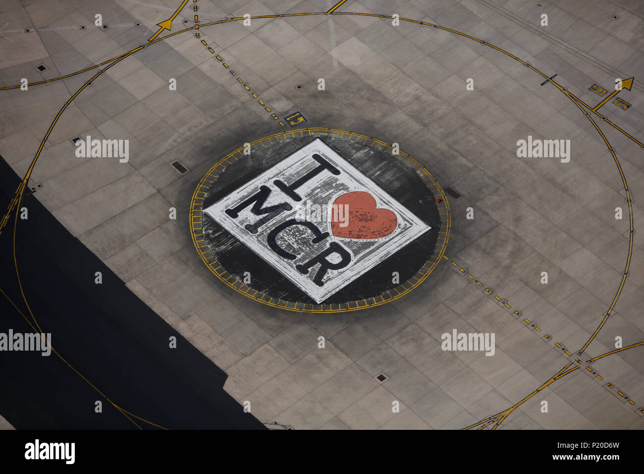 Ich Herzen MCR malte auf der Rollbahn am Flughafen Manchester Stockfoto