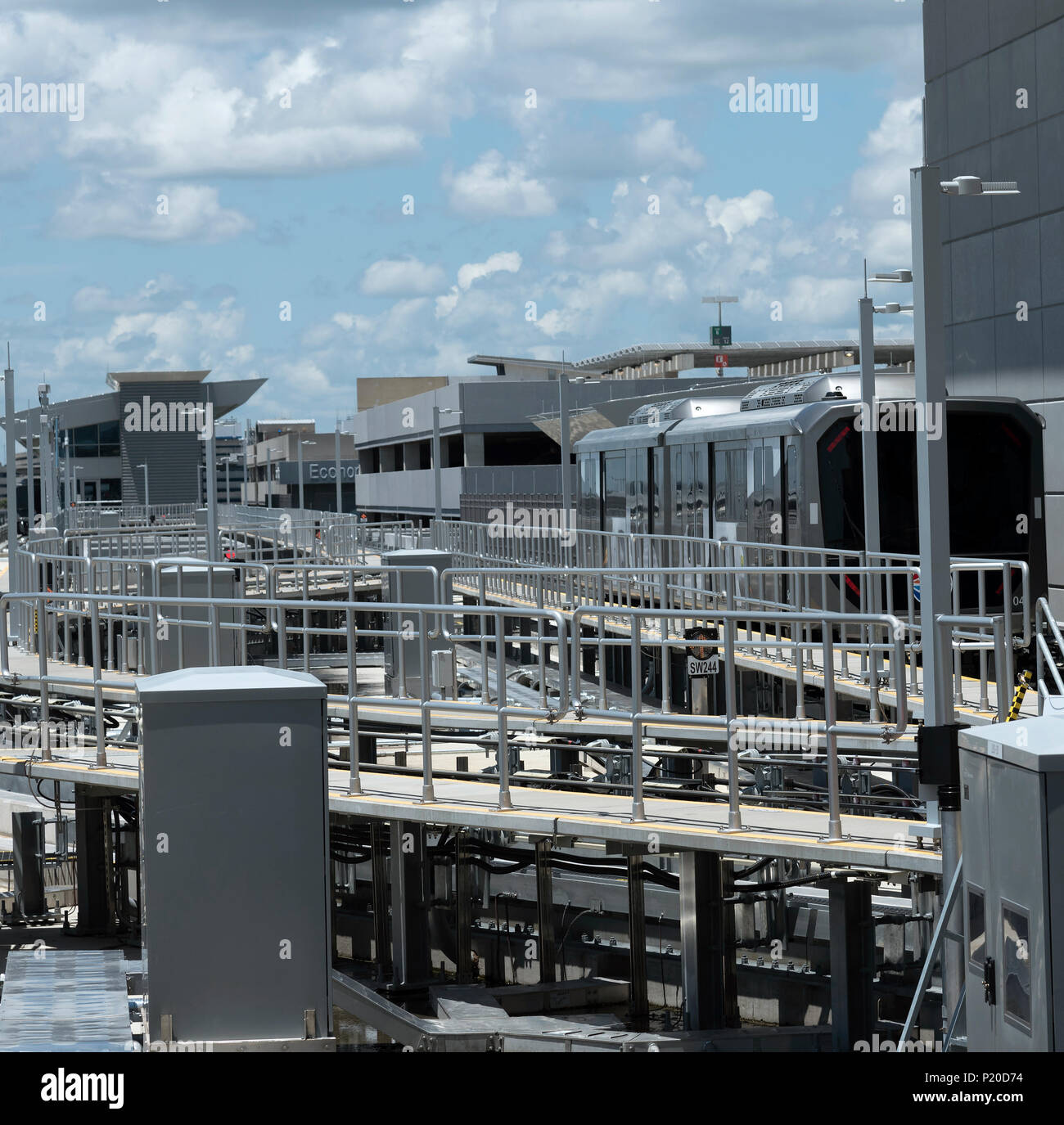 Zum Internationalen Flughafen Tampa, Florida, USA. 2018. Die skyconnect Zug zwischen Terminal, Parkplatz und Mietwagen. Stockfoto
