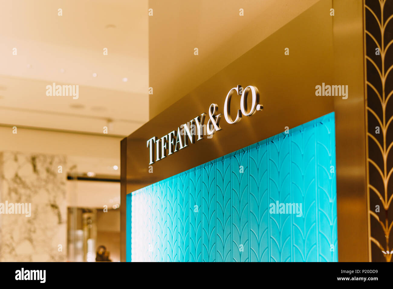 AMSTERDAM, NIEDERLANDE - 14 NOVEMBER 2017: Tiffany Jewelry Store In luxuriöses Einkaufszentrum Verkauf von Schmuck, Porzellan, Kristall, Schreibwaren und Persönliche EIN Stockfoto