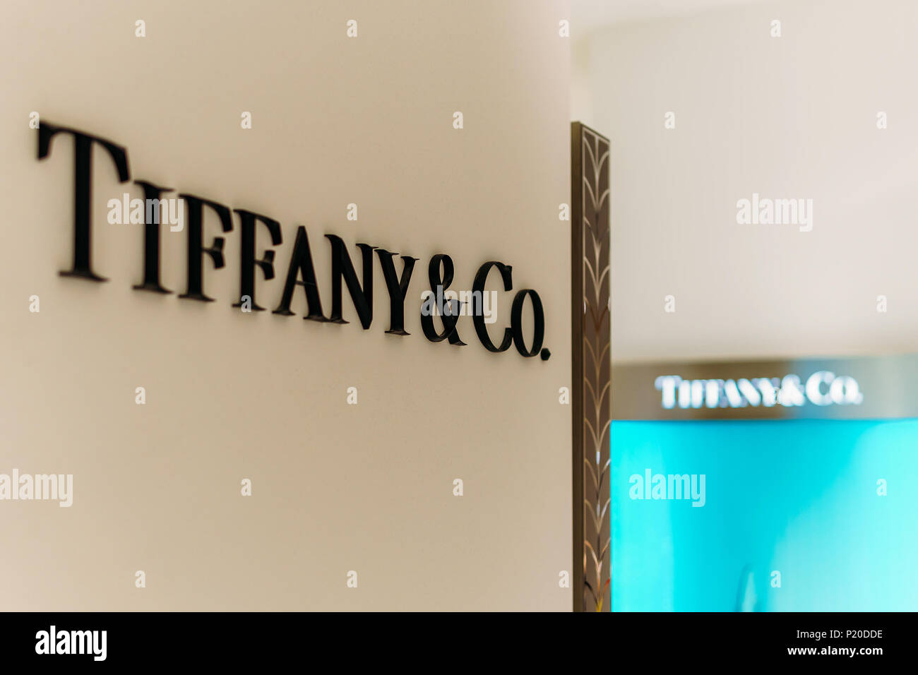 AMSTERDAM, NIEDERLANDE - 14 NOVEMBER 2017: Tiffany Jewelry Store In luxuriöses Einkaufszentrum Verkauf von Schmuck, Porzellan, Kristall, Schreibwaren und Persönliche EIN Stockfoto