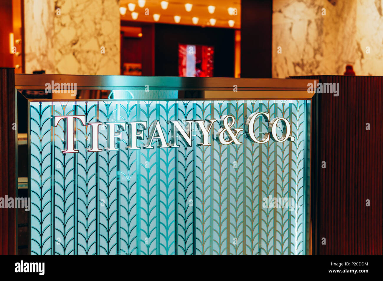 AMSTERDAM, NIEDERLANDE - 14 NOVEMBER 2017: Tiffany Jewelry Store In luxuriöses Einkaufszentrum Verkauf von Schmuck, Porzellan, Kristall, Schreibwaren und Persönliche EIN Stockfoto